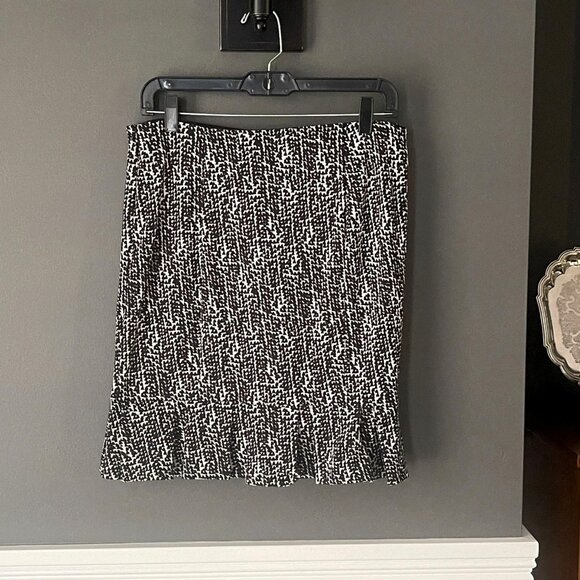 Ann Taylor Graphic Print Ruffle Hem Pencil Mini Skirt Size 6P 6 Petite - Picture 1 of 5